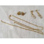 A lady's pair of 9ct gold earrings, a 9ct gold chain (a/f), approximate weight 4.