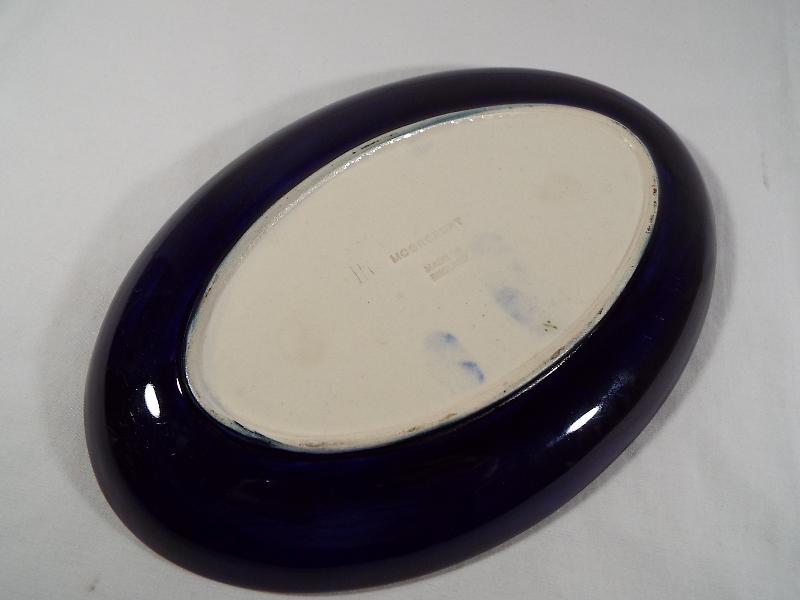 Moorcroft Pottery - A Moorcroft Pottery oval tray decorated with anemone on a cobalt blue ground - Image 2 of 2