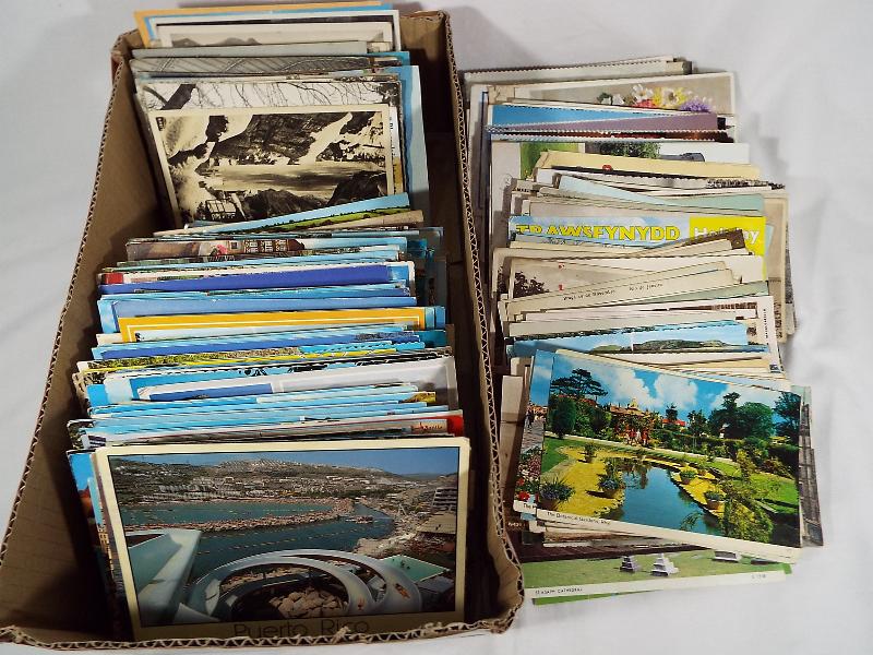 A collection in excess of 500 early 20th century and later UK and World topographical postcards -