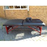 A Masters Chicago black portable massage table and carry case Est - £30 - £50