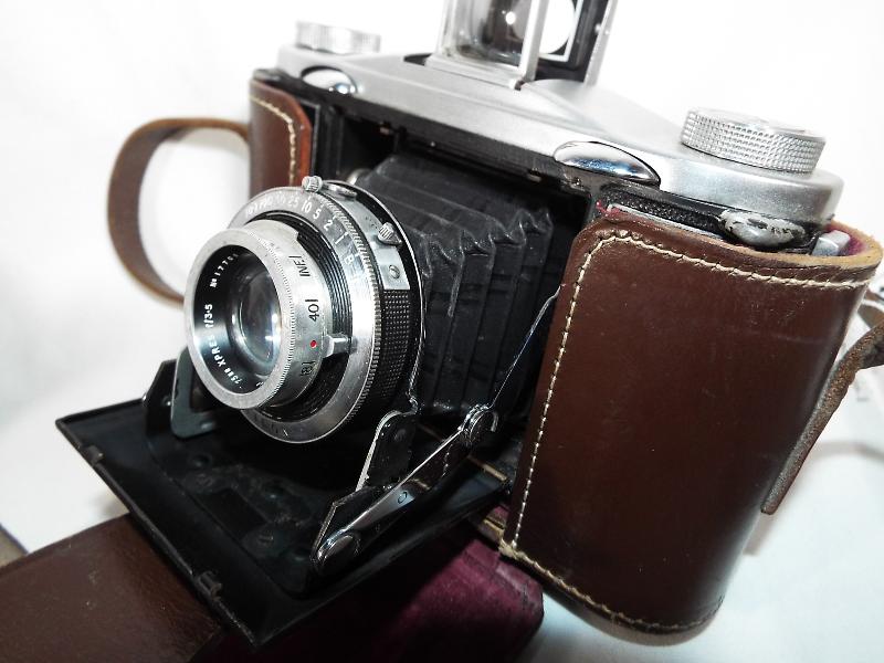 Two vintage cameras to include an Ensign Selfix 12 - 20 Epsilion No 17708 in brown leather - Image 4 of 4