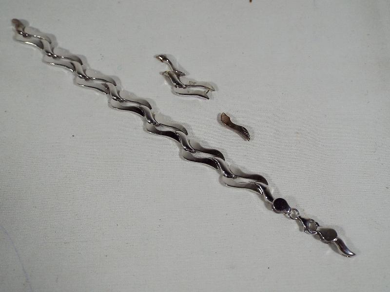 A lady's hallmarked 9ct white gold bracelet, (a/f), approximate weight 6.