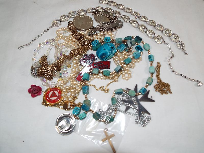 A small collection of costume jewellery to include a cannon matching necklace and bracelet set,