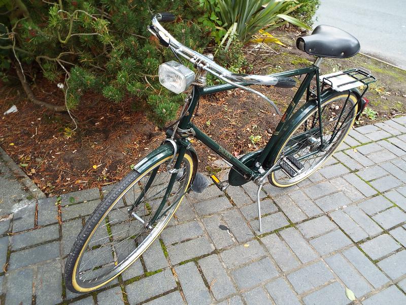 A vintage Raleigh bicycle with 23 inch wheels (racing green) - Image 2 of 2