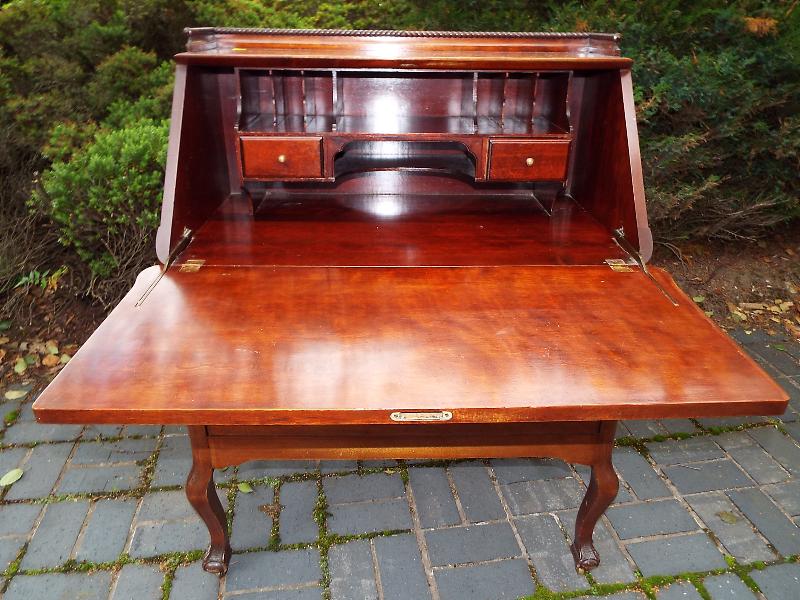 A mahogany writing bureau, - Image 2 of 2