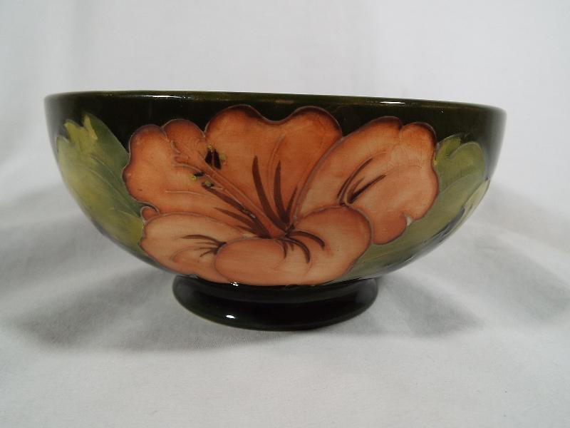 A Moorcroft Pottery pedestal bowl, decorated with hibiscus on a green ground, 7. - Image 2 of 3