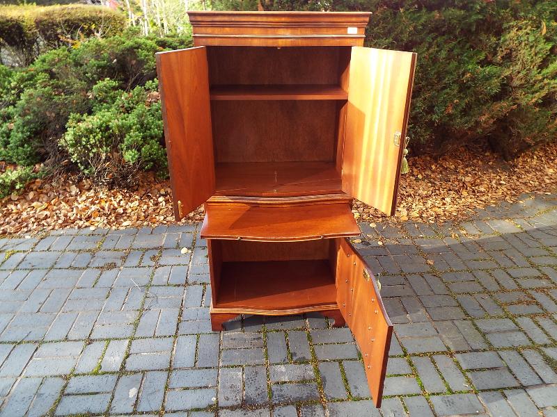A good floor standing mahogany storage / drinks cabinet, - Image 2 of 2