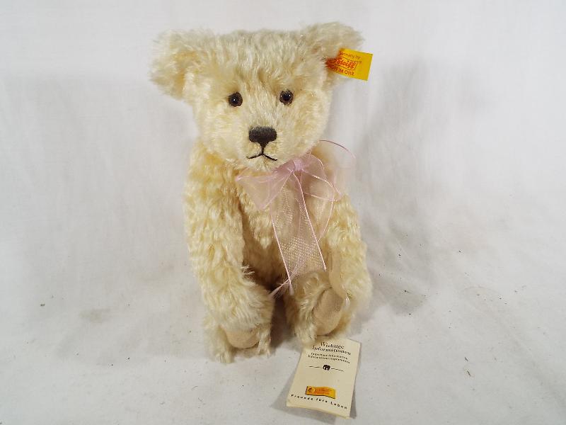 A Steiff mohair bear, button in ear with tag labels, blond, 27 cm (h).