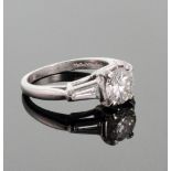 A Round Brillian Cut Diamond Ring. Set i