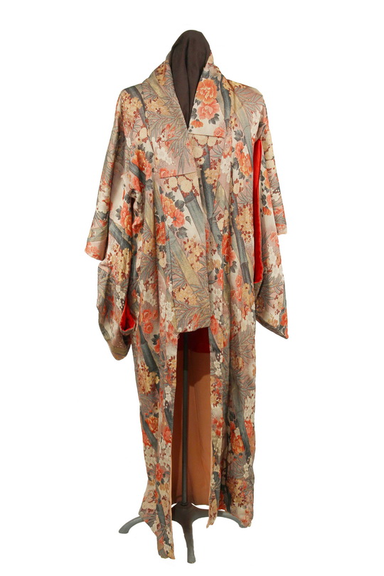 FINE QUALITY JAPANESE KIMONO - 1920's Vintage Woman's Kimono with shawl collar that has a cutaway at