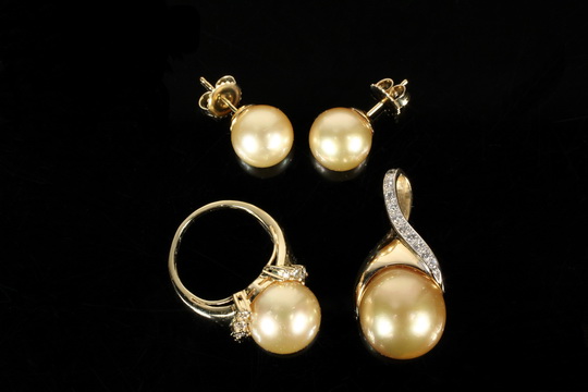 JEWELRY SUITE - Golden Tahitian Pearl Jewelry Suite, consisting of an oval South Sea Pearl and