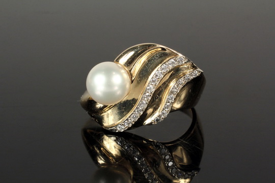 LADY'S RING - Custom Design Ring set with central pearl and (20) diamond melees in 14K yellow gold