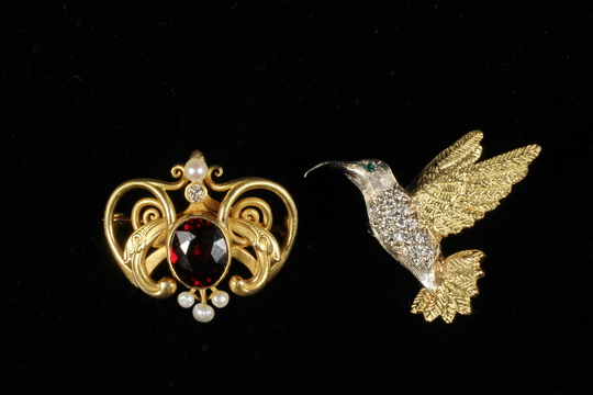 BROOCHES - Lot of Two 18K Gold Brooches: The first is a white and yellow gold hummingbird pave set