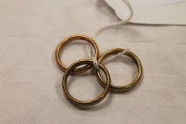 Three 9ct gold wedding bands, 8.7g. CONDITION REPORT: Good condition.