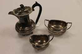 A three piece silver tea service, Sheffield 1925, 29 oz. (3) CONDITION REPORT: Good condition.