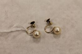 A pair of 9ct gold pearl earrings. (2) CONDITION REPORT: Good condition.