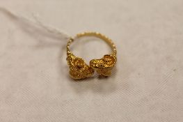 An 18ct gold ring modelled as two ram's heads, 4.6g. CONDITION REPORT: Good condition.