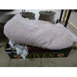 BOX OF ASSORTED TABLE LINEN,