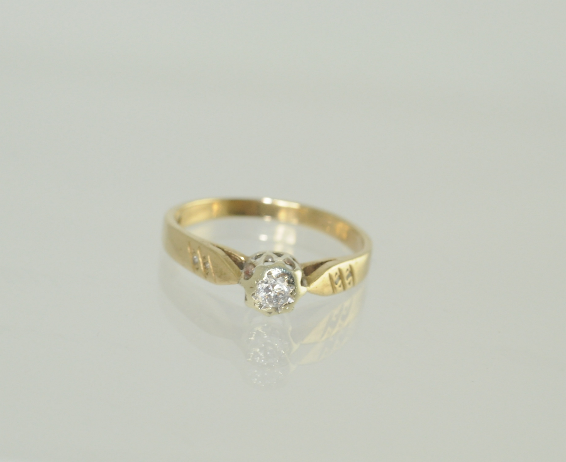 Diamond solitaire ring with ribbed shoul