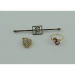 Bar brooch with rose diamond 'P'; gold h