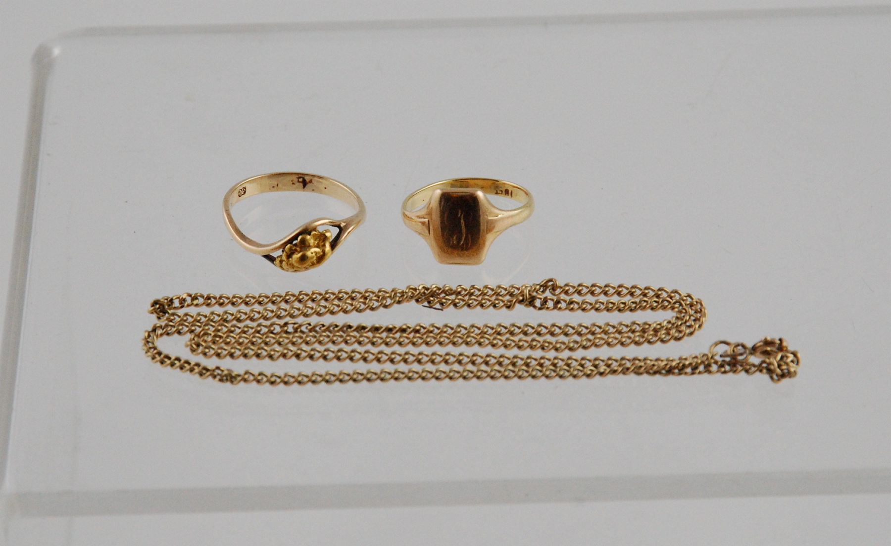 Gold signet ring '18'; another with nugget & a 9ct gold necklet.