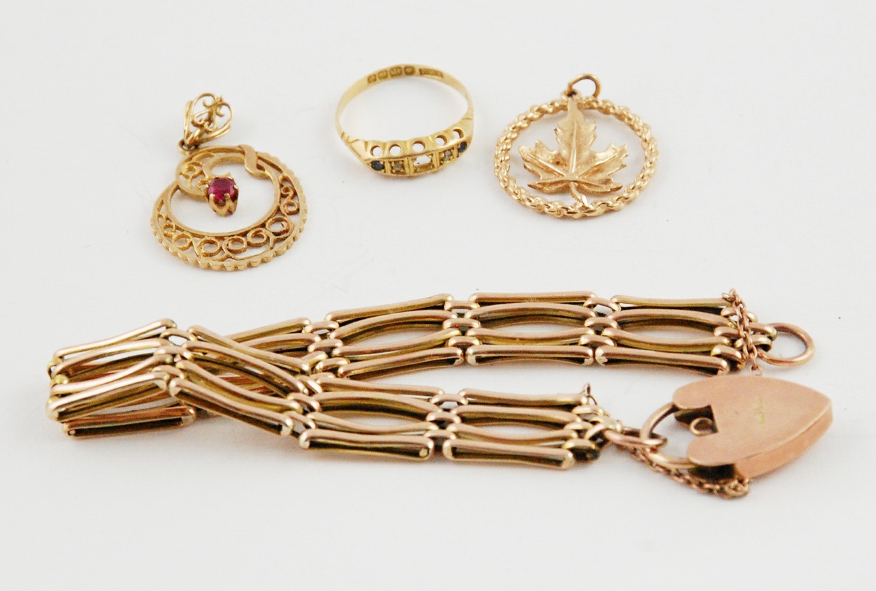 Gold gate bracelet with padlock; two pendants & an 18ct ring.