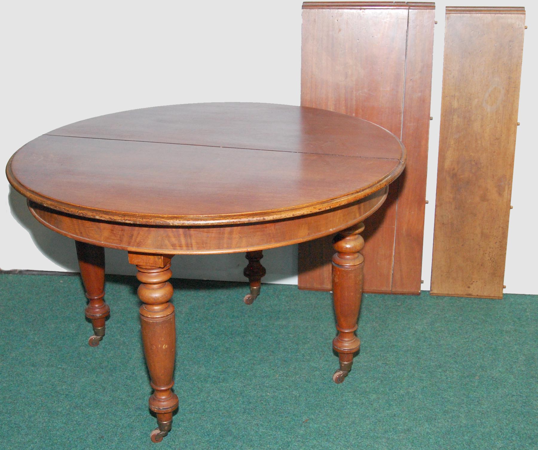 Victorian mahogany extending dining table of circular form,