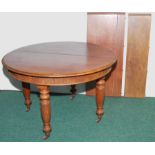 Victorian mahogany extending dining table of circular form,