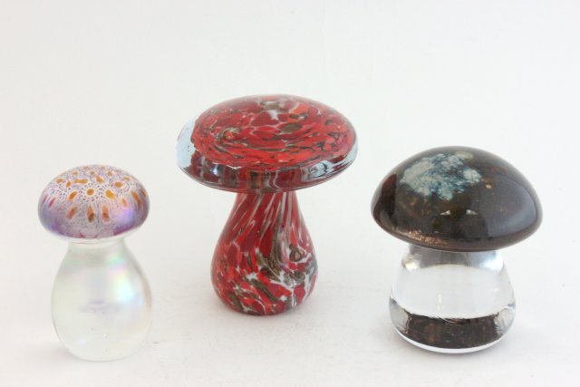 Lot of Art Glass Paperweights 18 pieces total. Various sizes and shapes. - Image 4 of 7
