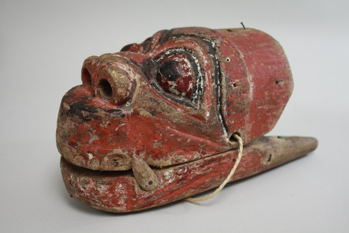 4 polychrome wood carnival masks The largest approx.10" H. (4050) Paint chipped and  worn Paint - Image 2 of 5