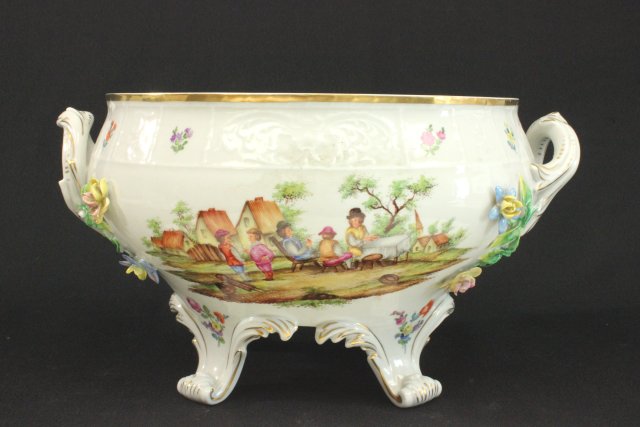 Dresden porcelain covered tureen Hand painted with 4 different country scenes,  floral applique - Image 4 of 9