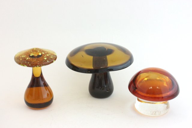 Lot of Art Glass Paperweights 18 pieces total. Various sizes and shapes. - Image 3 of 7