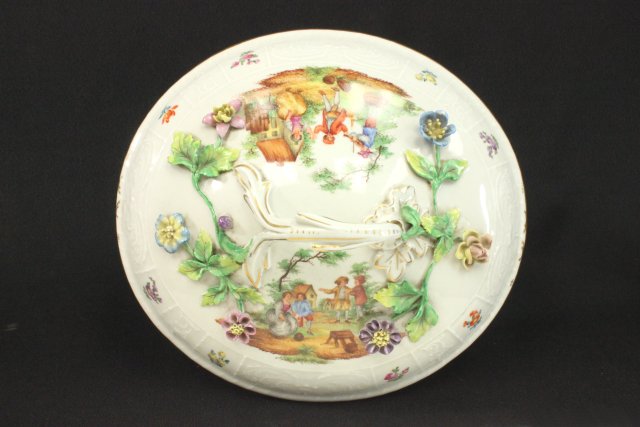 Dresden porcelain covered tureen Hand painted with 4 different country scenes,  floral applique - Image 6 of 9