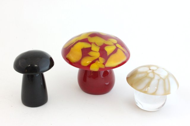 Lot of Art Glass Paperweights 18 pieces total. Various sizes and shapes. - Image 6 of 7