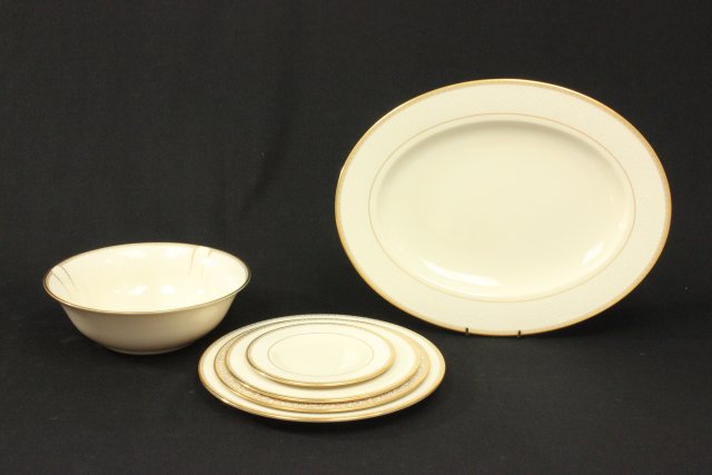 Lenox Dinnerware Presidential Collection "Capital Gardens" service for 12. 10 1/2" dinner  plates, 9