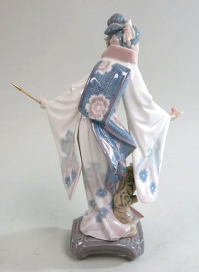 Lladro Asian Girl with Umbrella F-31-E Approx. 11 1/2" H. From a 50 year private  collection. ( - Image 2 of 2