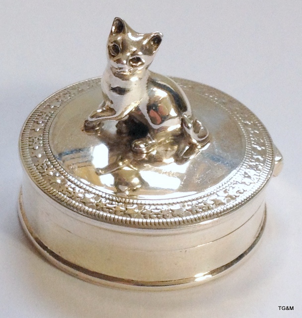 A small silver pill box surmounted with a cat. 18gms