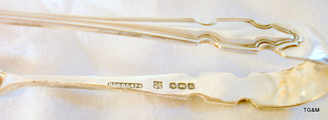 Six silver rat tail teaspoons and silver sugar nips - Image 3 of 3