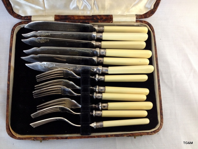 A silver plated condiment stand and two cased boxes of flatware - Image 3 of 4