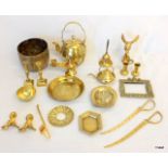 A quantity of miscellaneous brass items