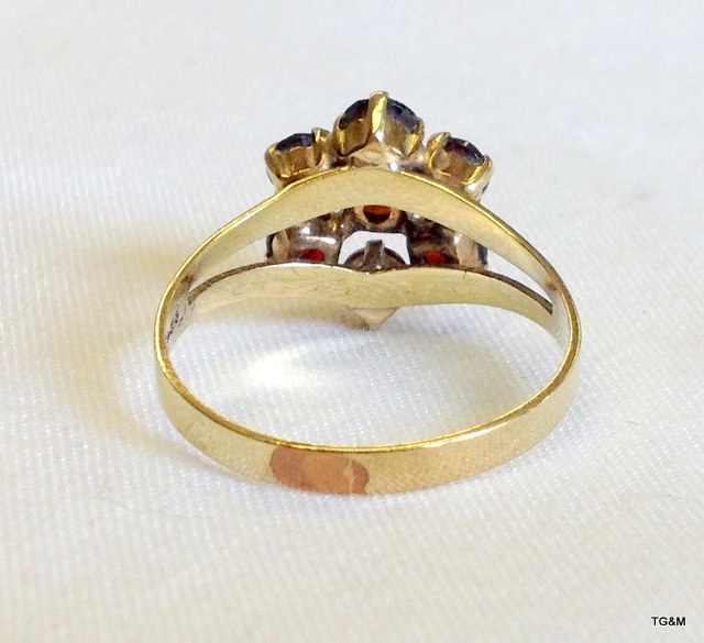 Ladies 9ct gold garnet cluster ring, size p/q - Image 2 of 3