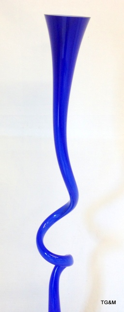 A large blue Murano / Studio Art bud vase - Image 5 of 5