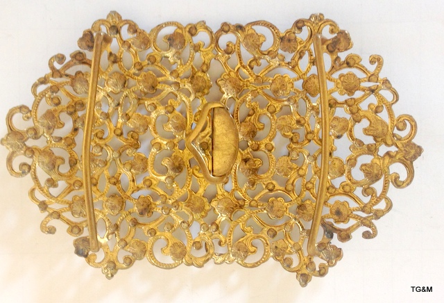 A gilt belt buckle with highly decorative garland pierced design - Image 2 of 3