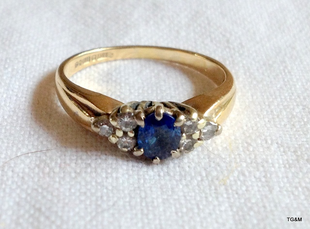A ladies 9ct gold sapphire and diamond ring. size M/N - Image 3 of 3