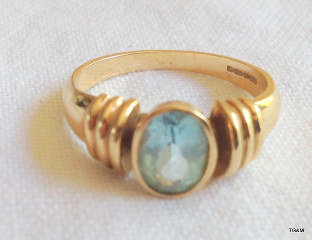 A ladies 9ct gold and aquamarine ring. size P - Image 2 of 3