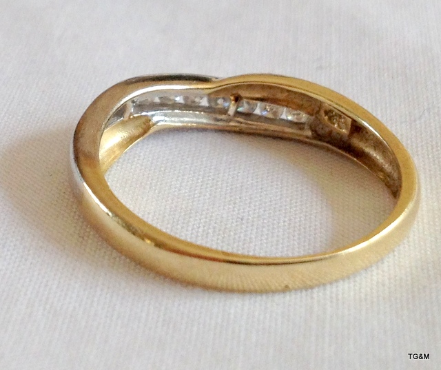 A 9ct gold ladies diamond crossover ring size Q - Image 2 of 3