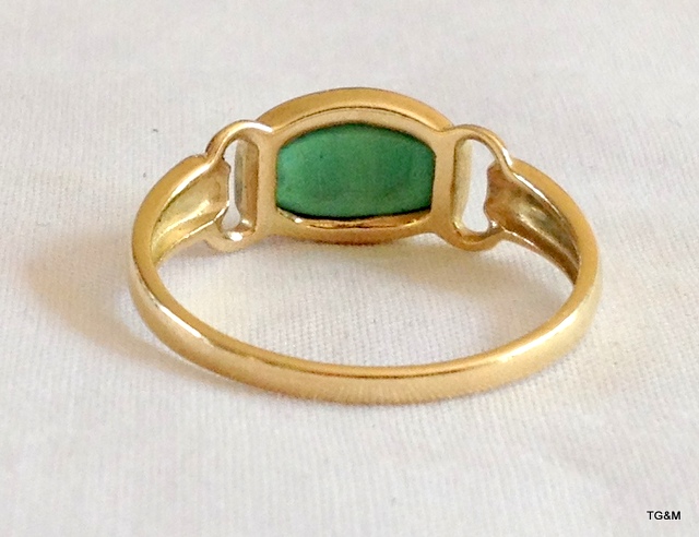 A ladies 9ct gold Jade set ring size R - Image 2 of 2