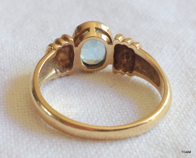 A ladies 9ct gold and aquamarine ring. size P - Image 3 of 3