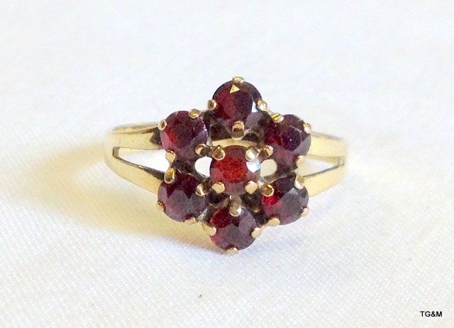 Ladies 9ct gold garnet cluster ring, size p/q