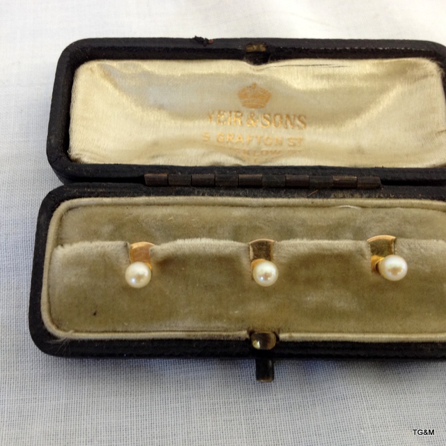 Two 19th Century Boxed Yellow Gold Dress Buttons One Set with mother of Pearl and Old Cut Diamonds - Image 3 of 3
